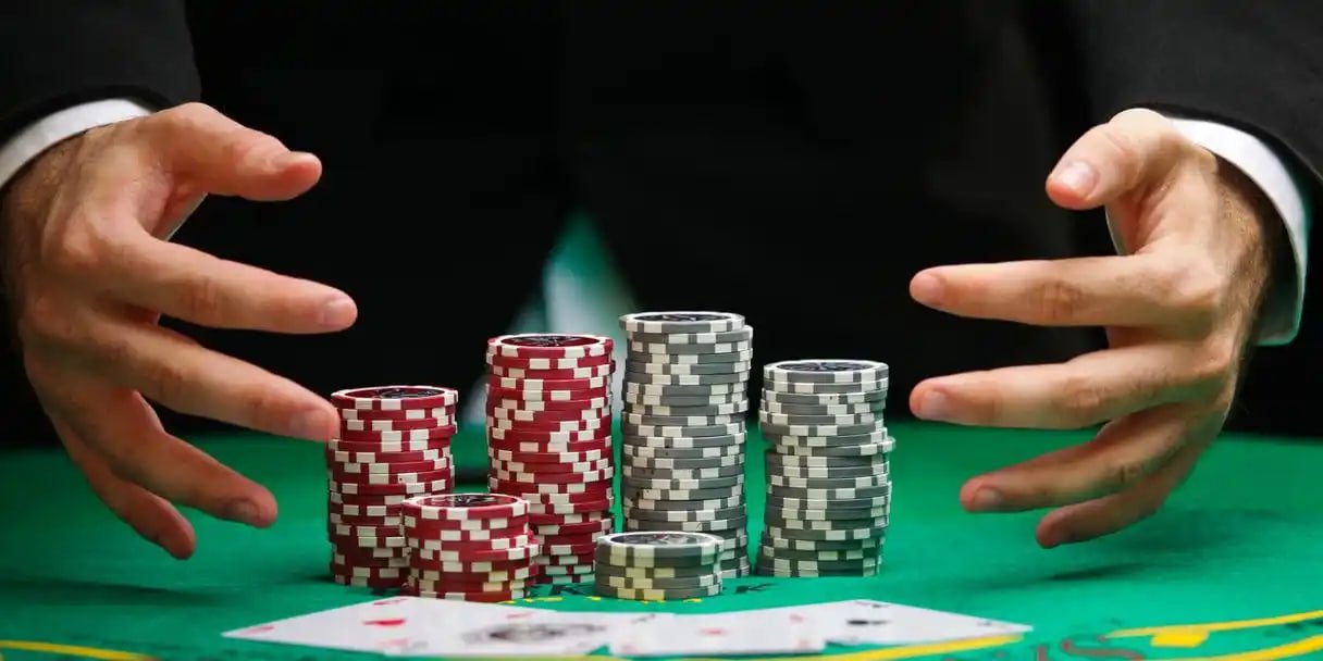 Pengguna membaca panduan roulette